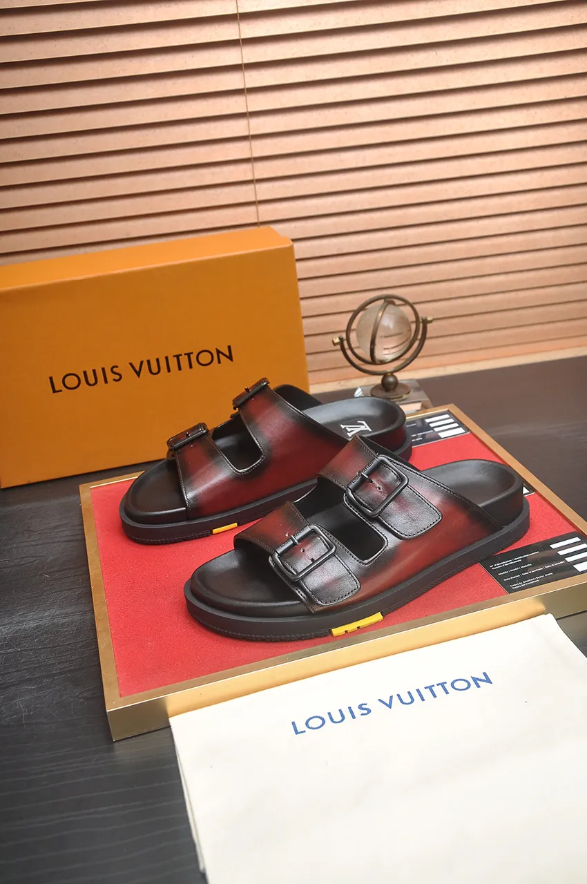 Men's shoes 💰400💶 [Louis Vuitton LV slippers] (high-end cowhide) counter 1:1 fashion style, a must-have for summer! The designer used LV’s iconic outsole. The original simple slippers instantly become fashionable! The upper is made of flexible special cowhide leather straps alternately, and the workmanship is exquisite! A must-have for stylish men in summer, size 38-45 (45 customized)